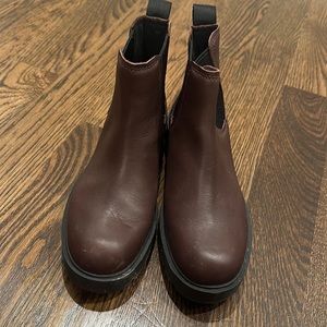 Brown UGG boots size US 7.5 but fit like an 8